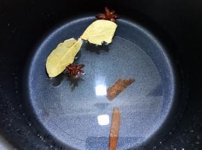 锅里放入水，八角，桂皮，香叶