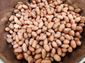 煮熟的花生米捞出沥干水分，摘去里面的大料