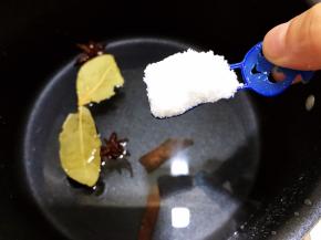 加入2大勺盐，盐要多一点花生才能入底味