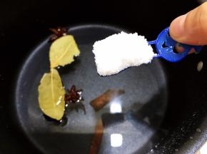 加入2大勺盐，盐要多一点花生才能入底味