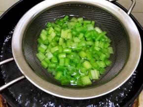 烧一小锅水，水开后把芹菜焯熟