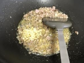 再加入姜蒜末