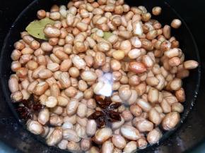 加入花生米，煮20分钟左右