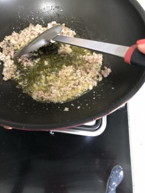 将油锅热好了，加入肉馅炒开。记住用小火。