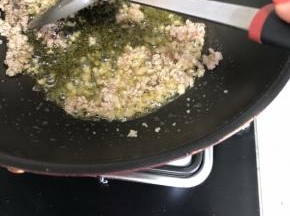 将油锅热好了，加入肉馅炒开。记住用小火。
