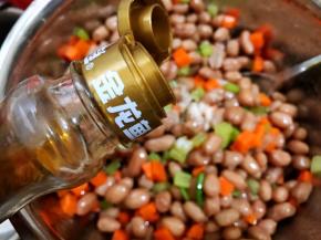 加入芝麻油，芝麻油可以多一点才香哦