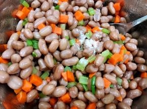 加入盐，鸡粉，白糖调味