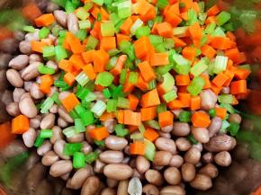 沥干水的花生，胡萝卜，芹菜丁放入大盆里