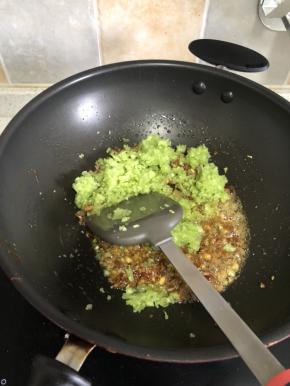 倒入锅中，转大火翻炒