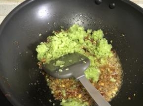 倒入锅中，转大火翻炒