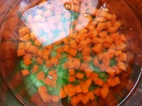 焯熟的胡萝卜和芹菜丁过凉水