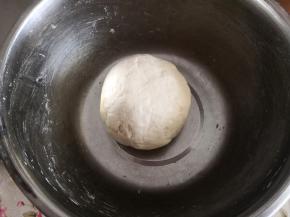 1.	面粉加水和成面团，醒发20分钟左右，