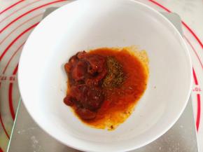 2.	面团醒发的时候来制作酱料，把意面肉酱，黄豆酱，烧烤料放在一个碗里，搅拌均匀，