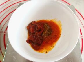2.	面团醒发的时候来制作酱料，把意面肉酱，黄豆酱，烧烤料放在一个碗里，搅拌均匀，