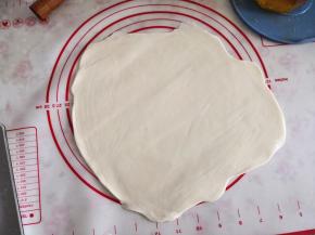 3.	醒发好的面团会比之前软，用擀面杖将其擀大擀薄，