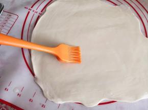 4.	用刷子在面片上刷上一层食用油，