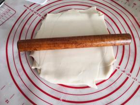 7.	再次用擀面杖将其擀大擀薄，