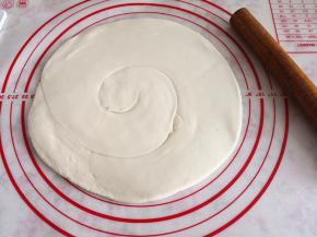 10.	用擀面杖将其擀成与锅大小差不多的圆饼，