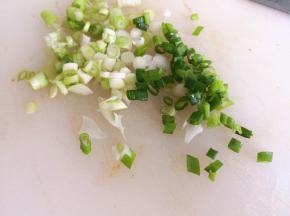 11.	小葱切碎，
