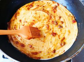 13.	在上面抹上调好的酱料，