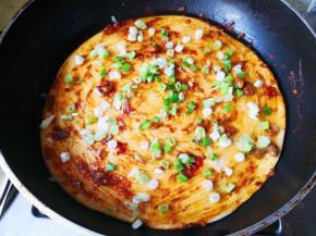 14.	最后撒上葱花，出锅。