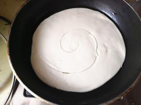 12.	平底锅里放油，油热后把饼放进锅里，一面熟了翻面，