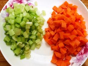胡萝卜和芹菜切丁