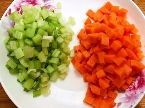 胡萝卜和芹菜切丁