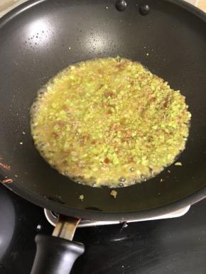 加入少量的水分，大火烧收汁