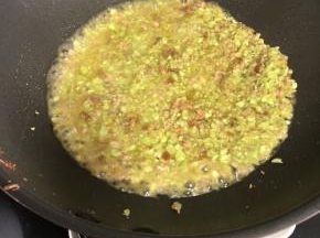 加入少量的水分，大火烧收汁