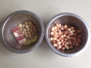 花生泡洗干净，若没有火腿可忽略，我是刚好家里有火腿就放一小块进去，加了火腿的汤，盐量要少一点