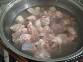 猪脚斩成块，我一般买的时候叫档主帮我剁好，回来洗干净，锅里加水烧开，将猪脚放进去，煮一下，可以去除血腥味和异味