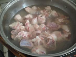 猪脚斩成块，我一般买的时候叫档主帮我剁好，回来洗干净，锅里加水烧开，将猪脚放进去，煮一下，可以去除血腥味和异味