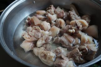 再用清水冲掉浮沫