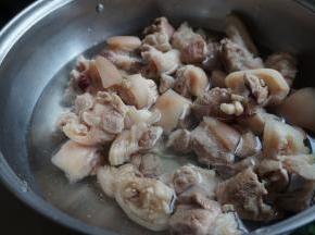 再用清水冲掉浮沫