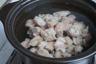 砂锅里的水烧开后，放入猪脚