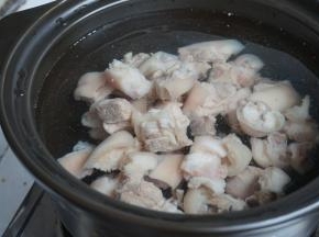 砂锅里的水烧开后，放入猪脚