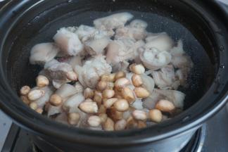 倒入花生、姜片