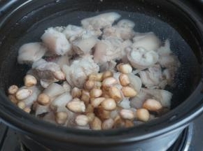 倒入花生、姜片