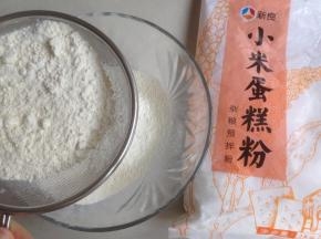 将蛋糕粉过筛两次，这里用的是小米蛋糕粉，这种蛋糕粉里面加入了易吸收的小米粉，营养更好