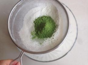 抹茶粉也过筛进去（如果不喜欢抹茶味的，用同等量的面粉代替）