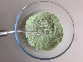 用蛋抽将它们拌均匀