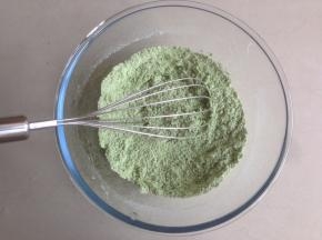 用蛋抽将它们拌均匀