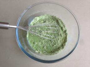 倒入牛奶，加牛奶使发糕营养更丰富