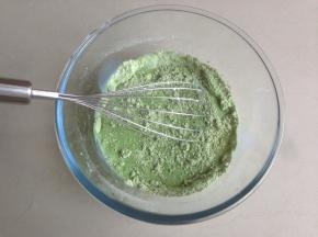 倒入牛奶，加牛奶使发糕营养更丰富