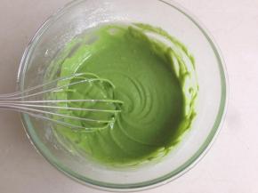 划圈搅拌均匀，拌好的面糊细腻，用蛋抽划过会留有痕迹，如果太稀的话，可以加一点点面粉调节一下