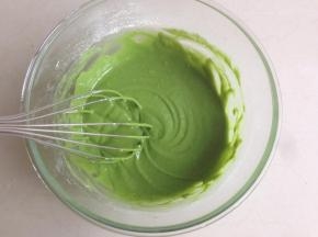 划圈搅拌均匀，拌好的面糊细腻，用蛋抽划过会留有痕迹，如果太稀的话，可以加一点点面粉调节一下