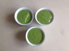 将面糊倒入抹了油的陶瓷模具里，可以做3个