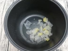 新鲜银耳洗干净，撕成适当的块