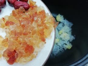 然后将银耳，桃胶和大枣倒入锅中